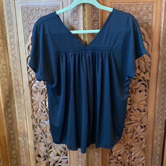 EUC - Ann Taylor - Black V Neck Flowy Top Size XS - Picture 3 of 10